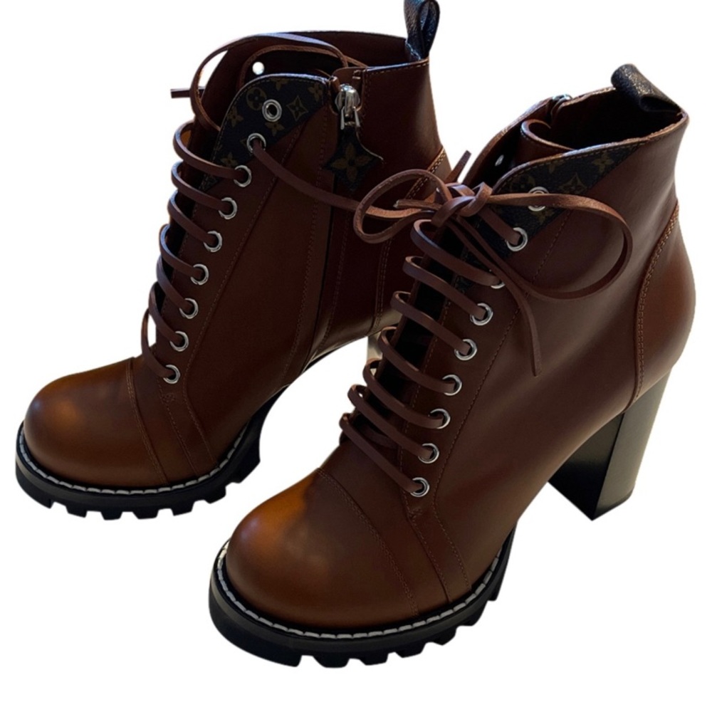 LOUIS VUITTON
Lauréate leather ankle boots Never Worn. They are so beautiful